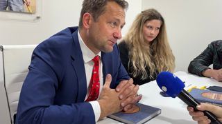 Interrogé sur la proposition française d'interdire les importations de produits traités avec des substances interdites en France, le commissaire européen à l'agriculture, Christophe Hansen, qualifie cette mesure de « très compliquée » à mettre en pratique.